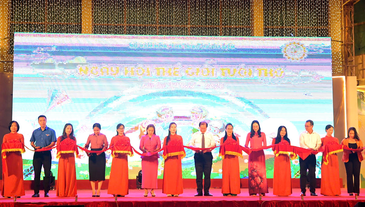 Các đại biểu thực hiện nghi thức cắt băng khai mạc.