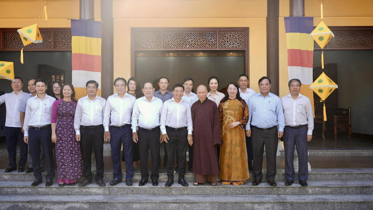 Phó Thủ tướng Nguyễn Văn Thắng cùng đoàn công tác chúc mừng Đại lễ Phật đản tại thành phố Huế. Ảnh: N.H.