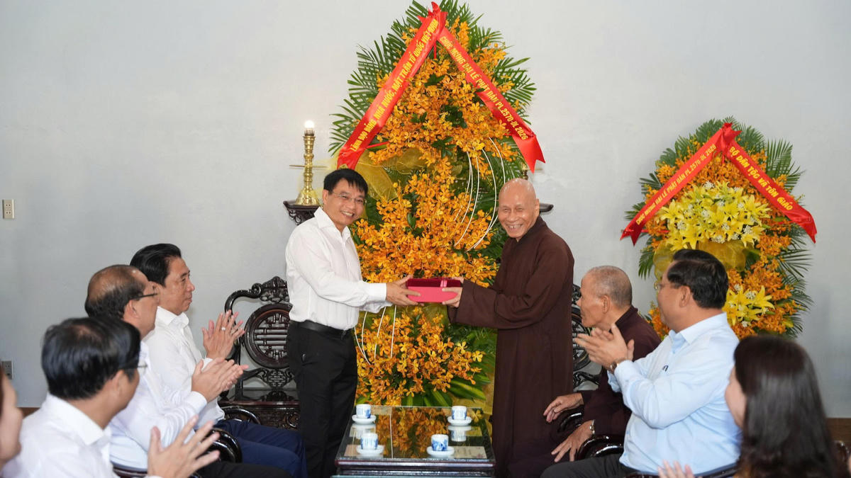 Phó Thủ tướng Nguyễn Văn Thắng thăm Hòa thượng Thích Giác Quang tại chùa Bảo Lâm.&nbsp;Ảnh: N.H.