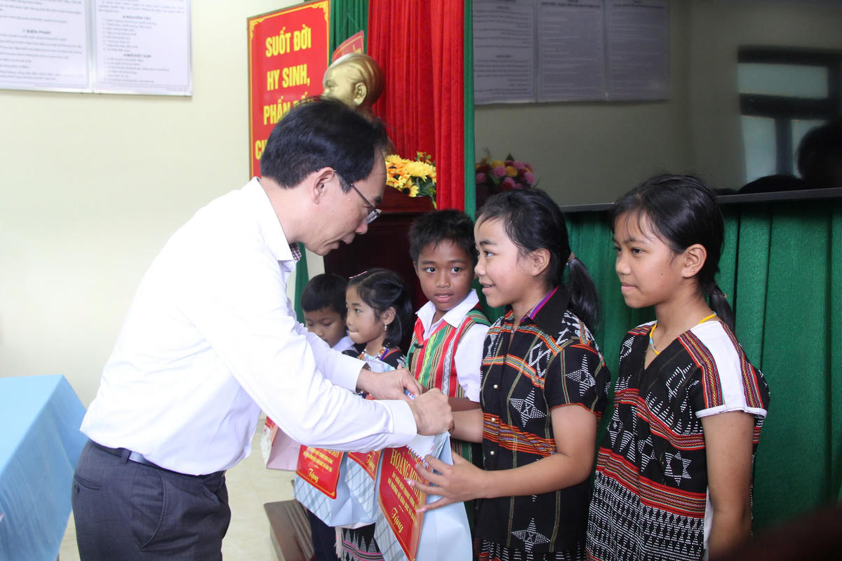 Bộ trưởng Bộ Giáo dục và Đào tạo Hoàng Minh Sơn tặng quà cho học sinh ở xã Hùng Sơn. Ảnh: CĐ.