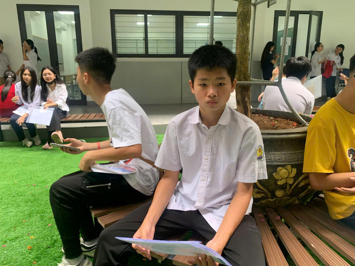 Em&nbsp;Ngô Hoàng Anh, học sinh lớp 9 Trường THCS Chu Văn An (phường Thanh Liệt) cho biết trước ngày thi, em đã được bố mẹ đưa đến Văn Miếu Quốc Tử Giám để cầu thi tốt. Từ nhà đến điểm thi cách khoảng 3km, Hoàng Anh mong muốn đỗ ngay NV1 vì đây cũng là ngôi trường anh trai em đang theo học lớp 10 năm học 2025-2026. Dù bản thân hơi lo lắng, Hoàng Anh cho biết gia đình luôn động viên em phát huy hết năng lực của bản thân, bình tĩnh và cẩn thận để đạt kết quả tốt nhất.