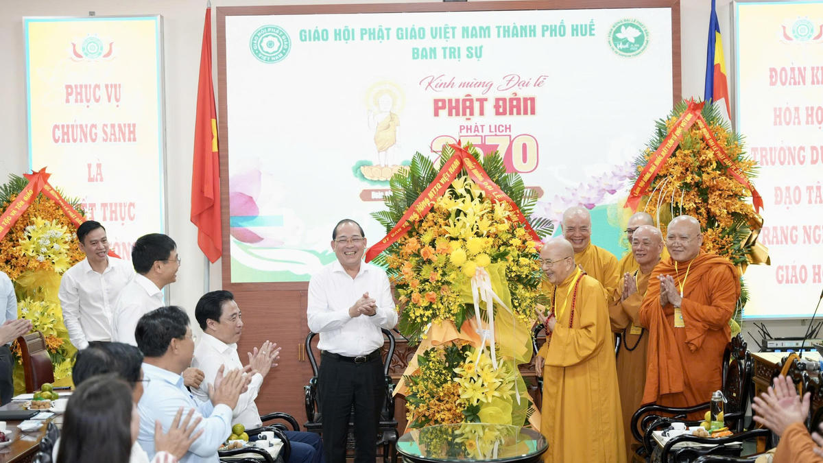 Phó Chủ tịch UBTƯ MTTQ Việt Nam Hoàng Công Thủy tặng hoa chúc mừng Ban Trị sự Giáo hội Phật giáo Việt Nam thành phố Huế.&nbsp;Ảnh: N.H.
