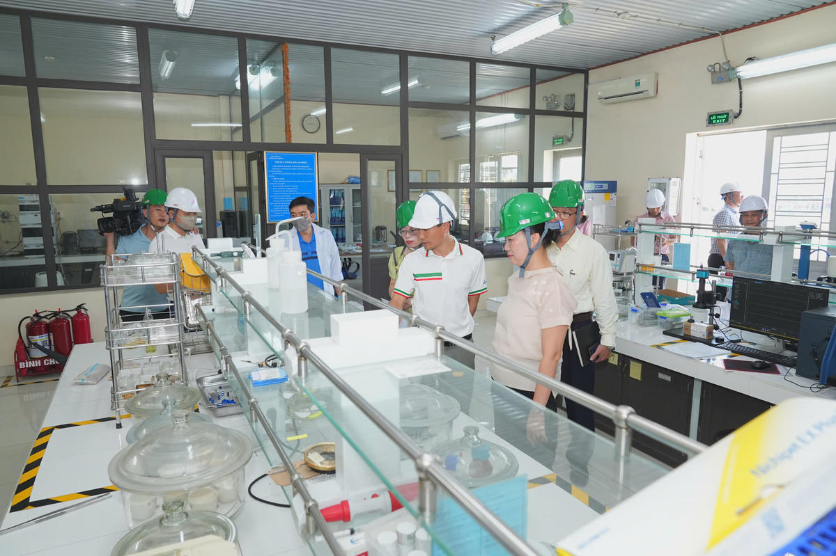 Sở Công Thương và Sở Khoa học và Công nghệ thành phố kiểm tra tại Chi nhánh Tổng Công ty Dầu Việt Nam - Công ty CP - Xí nghiệp Tổng kho xăng dầu Đình Vũ. Ảnh: ĐT. 