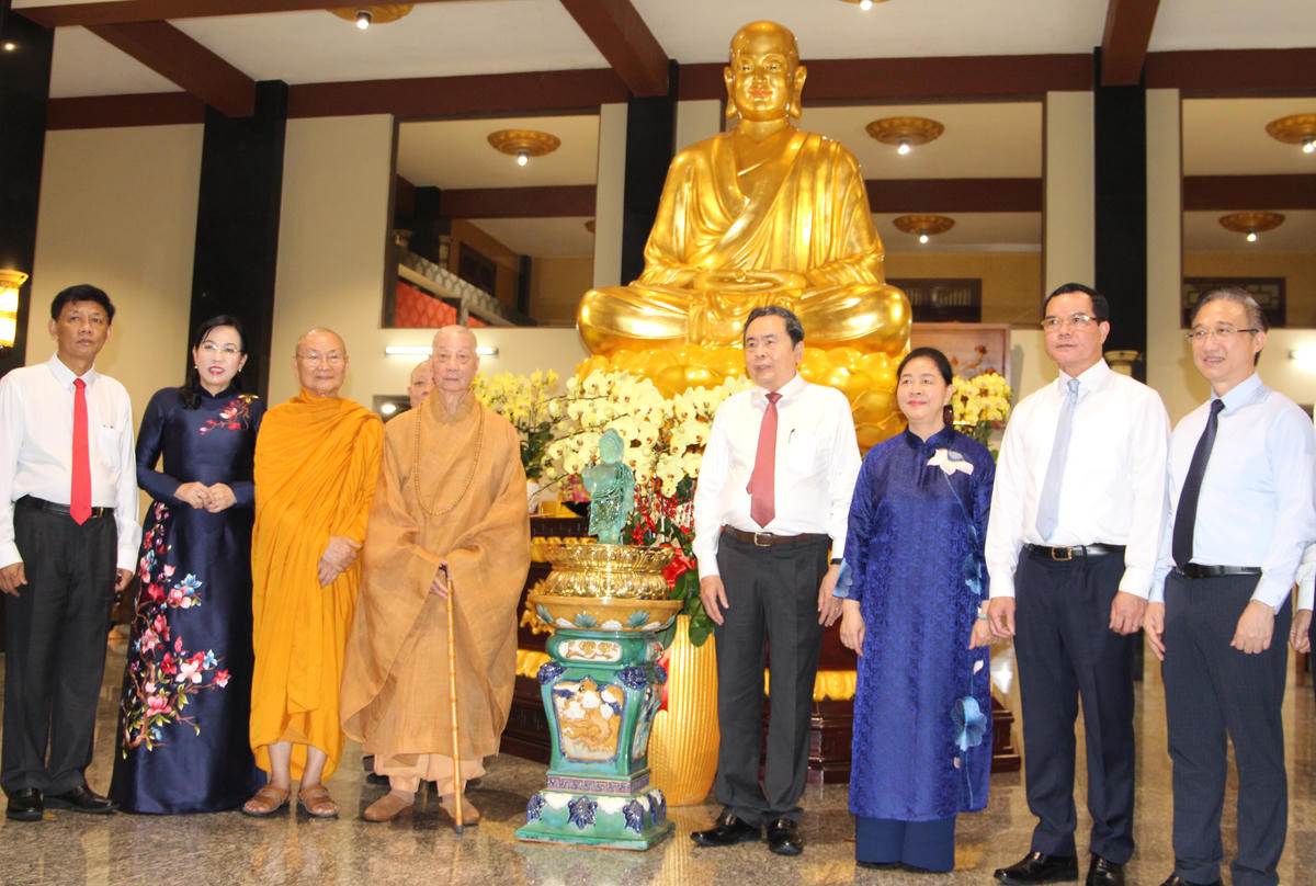 Chủ tịch Quốc hội Trần Thanh Mẫn; Chủ tịch UBTƯ MTTQ Việt Nam Bùi Thị Minh Hoài và các thành viên đoàn công tác chúc mừng Đại lão Hòa thượng Thích Trí Quảng. Ảnh: Q.Đ.