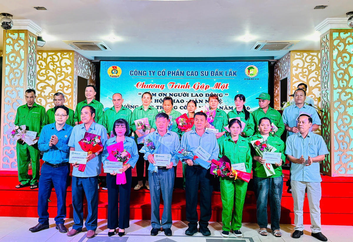 Công ty Cổ phần Cao su Đắk Lắk tặng quà, tri ân người lao động.