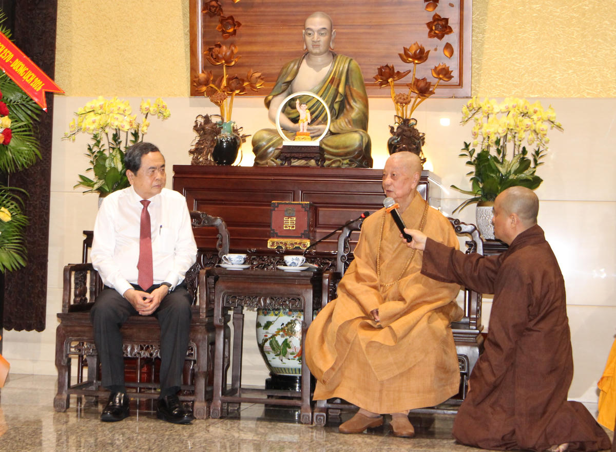 Chủ tịch Quốc hội Trần Thanh Mẫn trao đổi cùng Đại lão Hòa thượng Thích Trí Quảng - Đức Pháp chủ Hội đồng Chứng minh GHPG Việt Nam. Ảnh: Q.Đ.