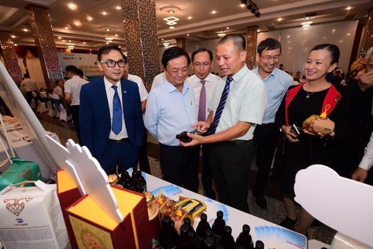 Ông Lê Minh Hoan (thứ 2 từ trái), nguyên Phó Chủ tịch Quốc hội cùng các đại biểu thăm khu trưng bày tại sự kiện. Ảnh Quang Định