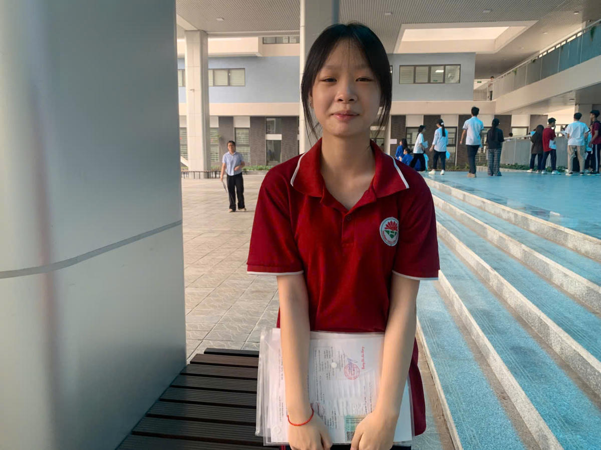 Em Trần Cảnh Vy, học sinh lớp 9A6, Trường THCS Vĩnh Hưng (phường Vĩnh Hưng)&nbsp;cho biết điểm thi khảo sát của con dao động ở mức 20 điểm. Sau khi cân nhắc, Vy và gia đình đặt thứ tự ưu tiên NV1 là THPT Đỗ Mười, NV2 THPT Thạch Bàn với khoảng cách từ nhà đến trường đều khoảng 7km. Ngoài môn Ngữ văn là thế mạnh, Vy hơi lo về môn tiếng Anh. Em dự định sẽ dành buổi chiều để nghỉ ngơi, xem lại một chút phần kiến thức chưa chắc chắn và đi ngủ sớm trước 10h tối để sẵn sàng cho kỳ thi chính thức.
