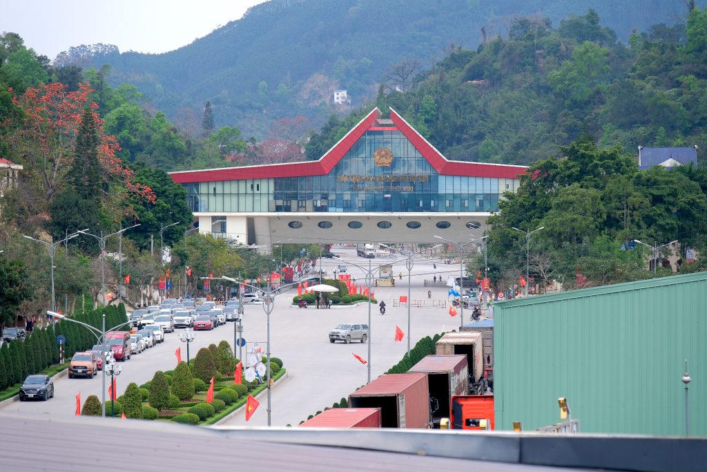 Hoạt động xuất nhập khẩu hàng hóa qua cửa khẩu quốc tế Lạng Sơn luôn duy trì sôi động.