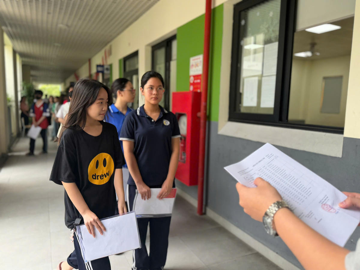 Thí sinh Hà Nội làm thủ tục dự thi vào lớp 10 trong sáng 29/5. Ảnh: Nguyễn Hoài