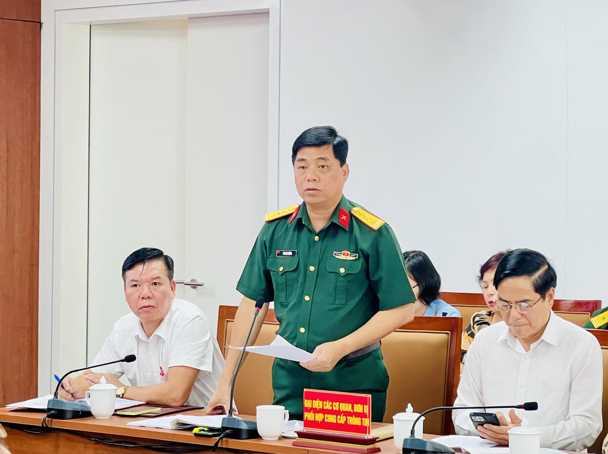 Đại tá Vũ Kim Thắng, Phó Chính ủy Bộ Chỉ huy Quân sự TP Hải Phòng đã thông tin tại hội nghị. Ảnh: PT.&nbsp;