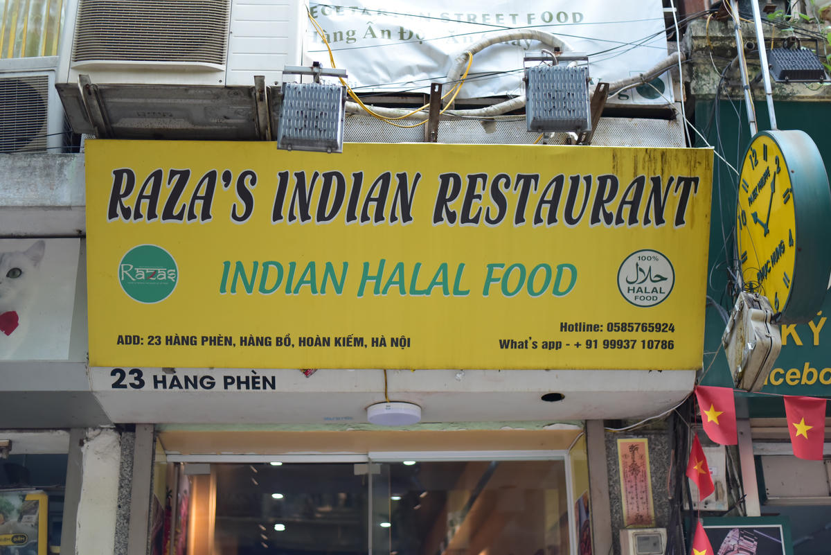 Nhà hàng đồ Ấn của anh Raza trên phố cổ Hà Nội. Ảnh: Kim Thương.