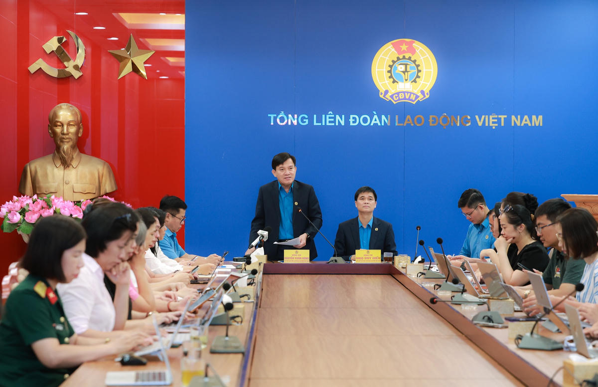 Ông Nguyễn Xuân Hùng, Phó Chủ tịch Tổng Liên đoàn Lao động Việt Nam phát biểu tại buổi họp báo ảnh. Hải Nguyễn