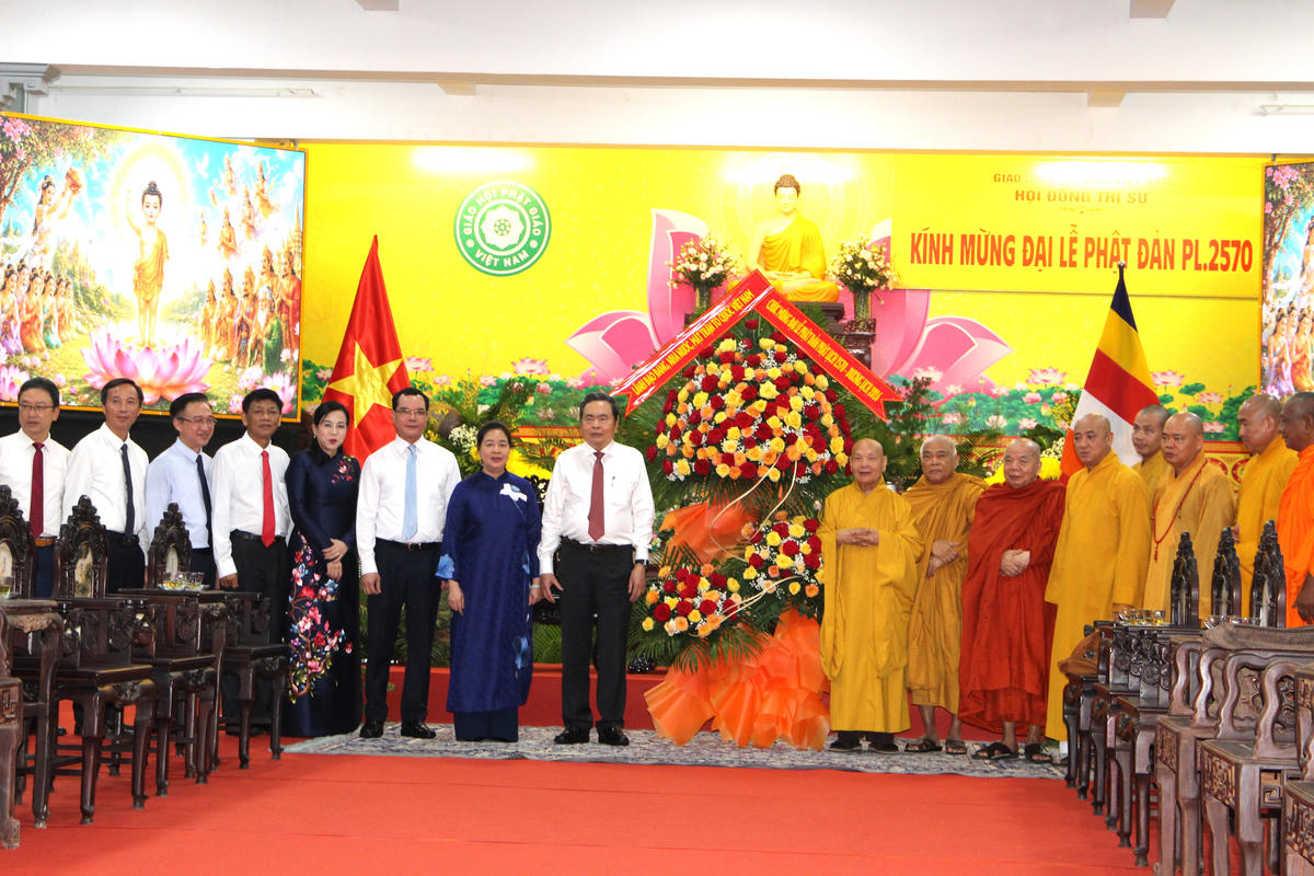 Chủ tịch Quốc hội Trần Thanh Mẫn; Chủ tịch UBTƯ MTTQ Việt Nam Bùi Thị Minh Hoài và các thành viên đoàn công tác tặng hoa chúc mừng Trưởng lão Hòa thượng Thích Thiện Nhơn. Ảnh: Q.Đ.