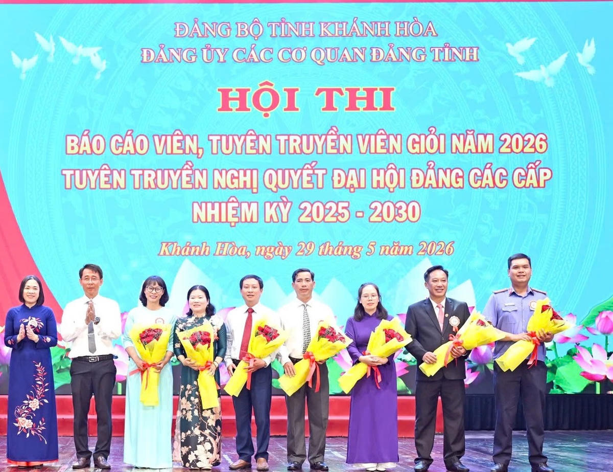 Tặng hoa cho các thí sinh tham dự Hội thi.