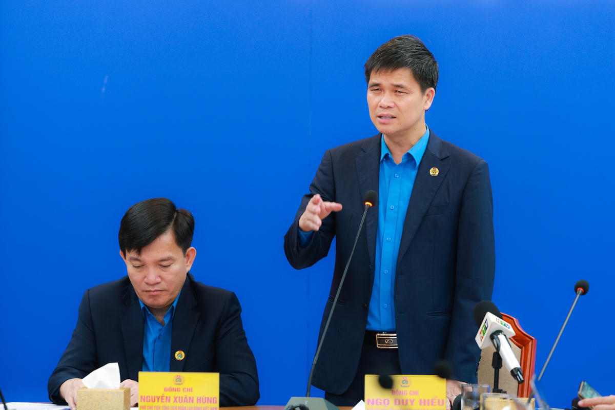 Ông Ngọ Duy Hiểu, Phó Bí thư Thường trực Đảng ủy, Phó Chủ tịch Tổng LĐLĐ Việt Nam phát biểu tại buổi họp báo. Ảnh: Hải Nguyễn