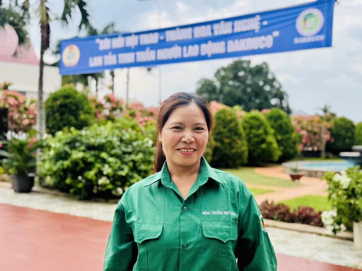 Chị Wiă Ayun, công nhân đang làm việc tại Chi nhánh Công ty Cổ phần Cao su Đắk Lắk - Nông trường Phú Xuân- người gắn bó với Công ty Cao su Đắk Lắk gần 20 năm.