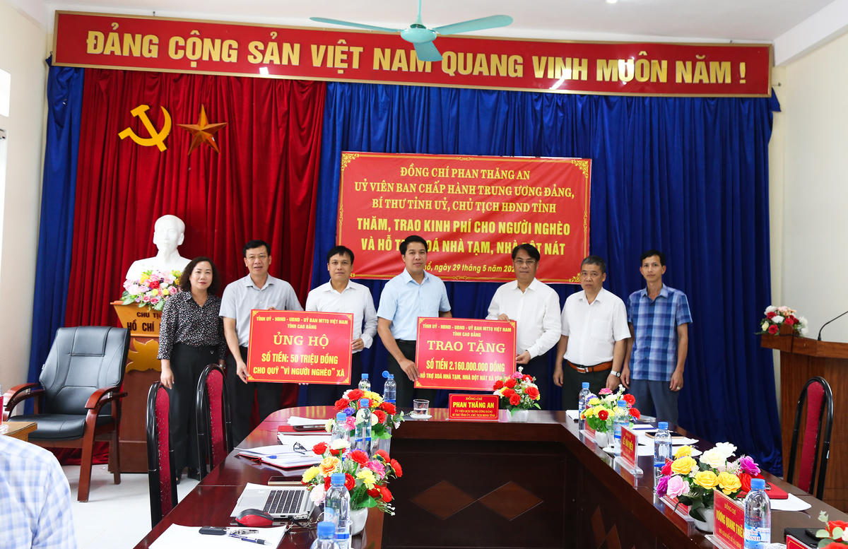 Bí thư Tỉnh ủy Cao Bằng thăm, trao kinh phí hỗ trợ người nghèo tại 4 xã khó khăn vùng cao phía Tây