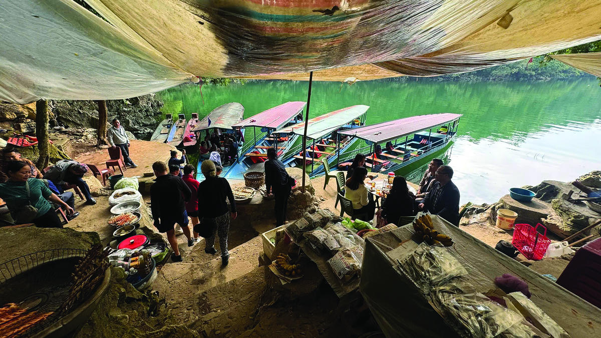 Du khách đến với khu Ao Tiên.&nbsp;