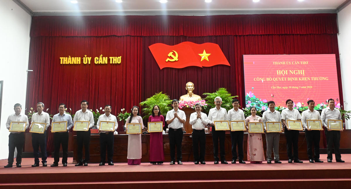 Thường trực Thành ủy Cần Thơ trao Bằng khen của Chủ tịch UBND TP&nbsp; cho các tập thể đã có thành tích tiêu biểu trong công tác lãnh đạo, chỉ đạo tham mưu, triển khai và tổ chức thực hiện chính quyền địa phương 2 cấp trên địa bàn TP Cần Thơ. Ảnh Hồng Thắm