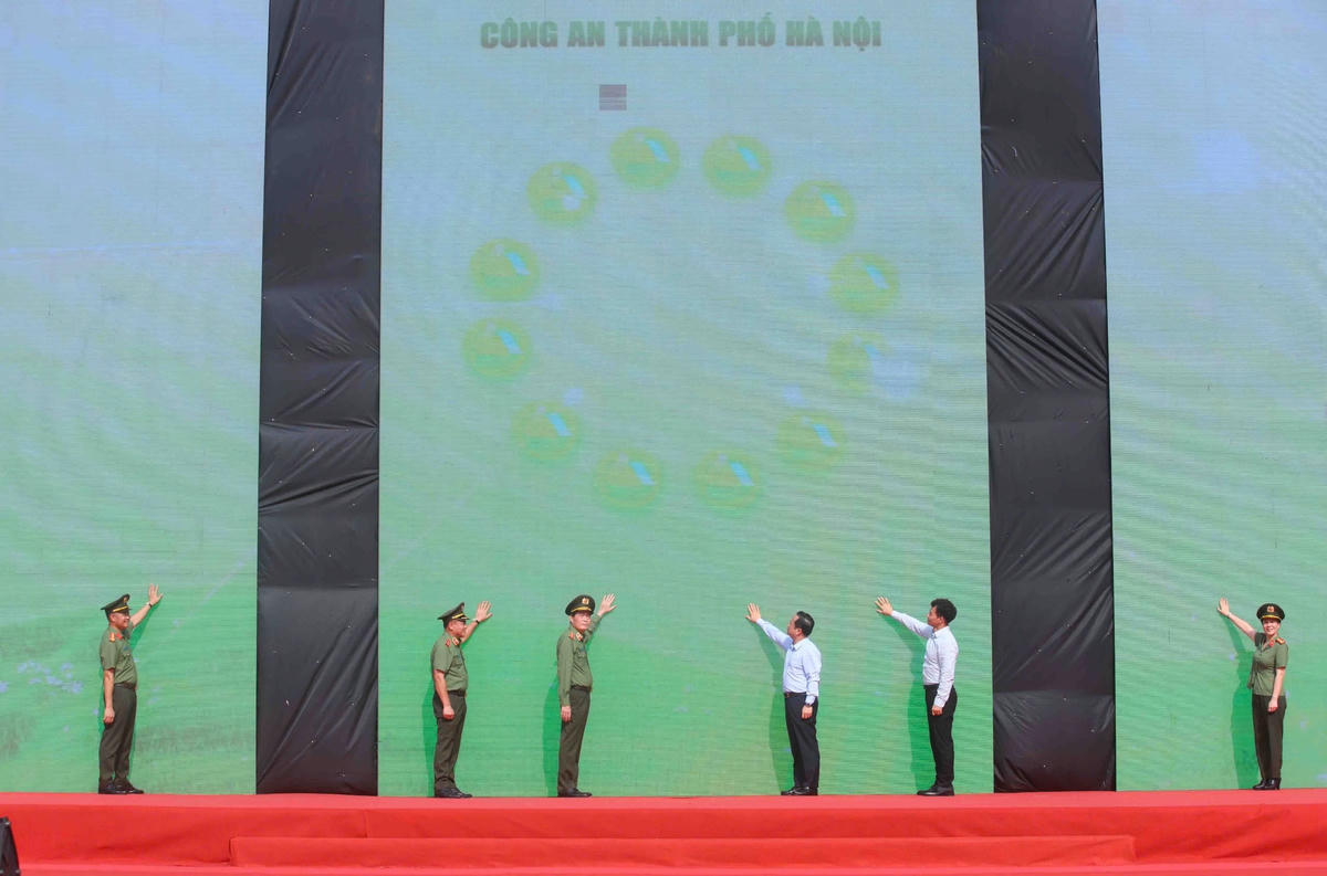 Các đại biểu phát động hưởng ứng Cuộc thi sáng tạo video clip “Tổ quốc bình yên”.