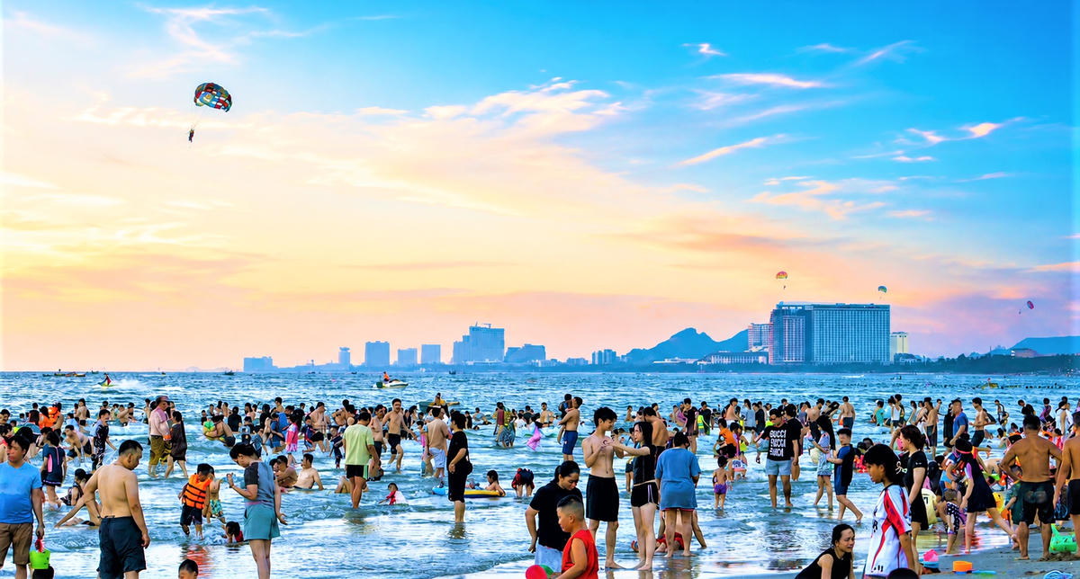 Du khách tắm biển Mỹ Khê, TP Đà Nẵng. Ảnh: TT.