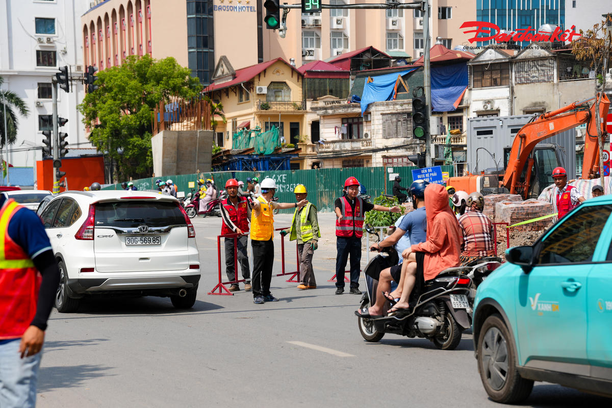 Hà Nội dựng rào tại nút giao La Thành - Nguyễn Chí Thanh phục vụ thi công Metro số 5