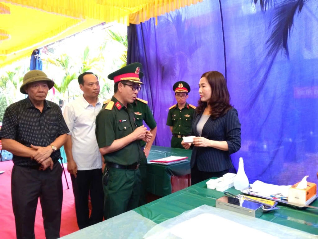 Bà Nguyễn Thị Hạnh, Phó Chủ tịch UBND tỉnh, Trưởng Ban Chỉ đạo 515 tỉnh Quảng Ninh trao đổi quy trình lấy mẫu sinh phẩm hài cốt liệt sĩ tại Nghĩa trang Liệt sĩ Phong Cốc (phường Phong Cốc).