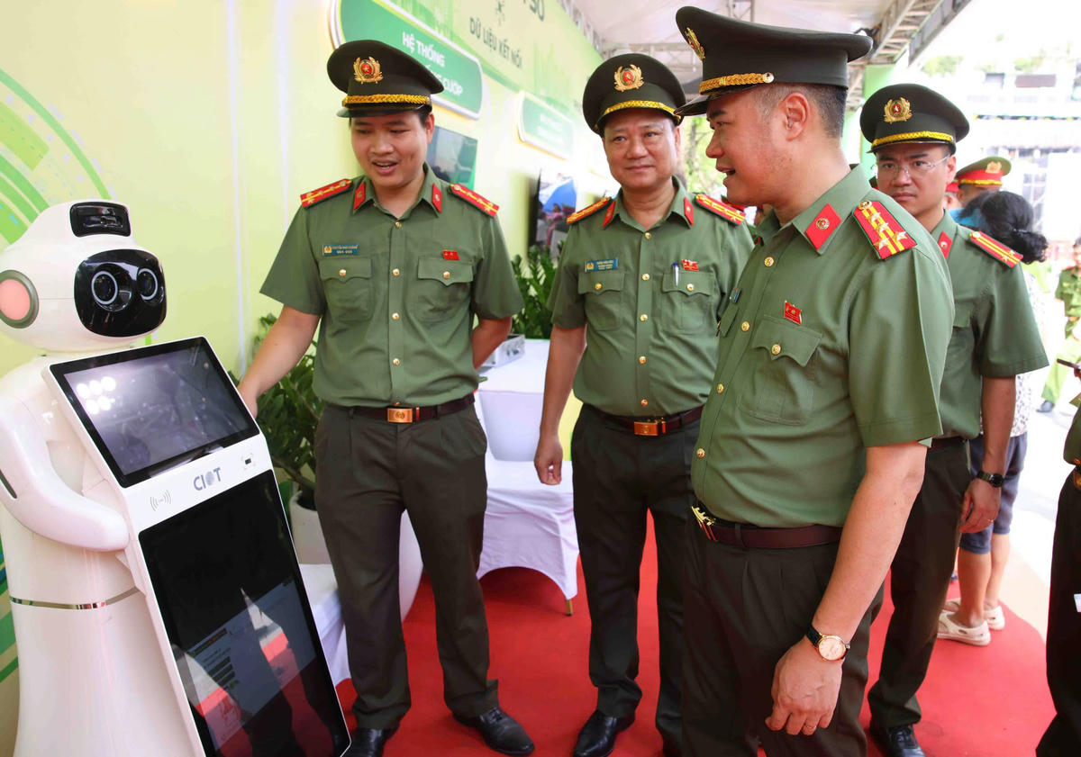 Đại biểu tham quan tại các khu vực trải nghiệm.