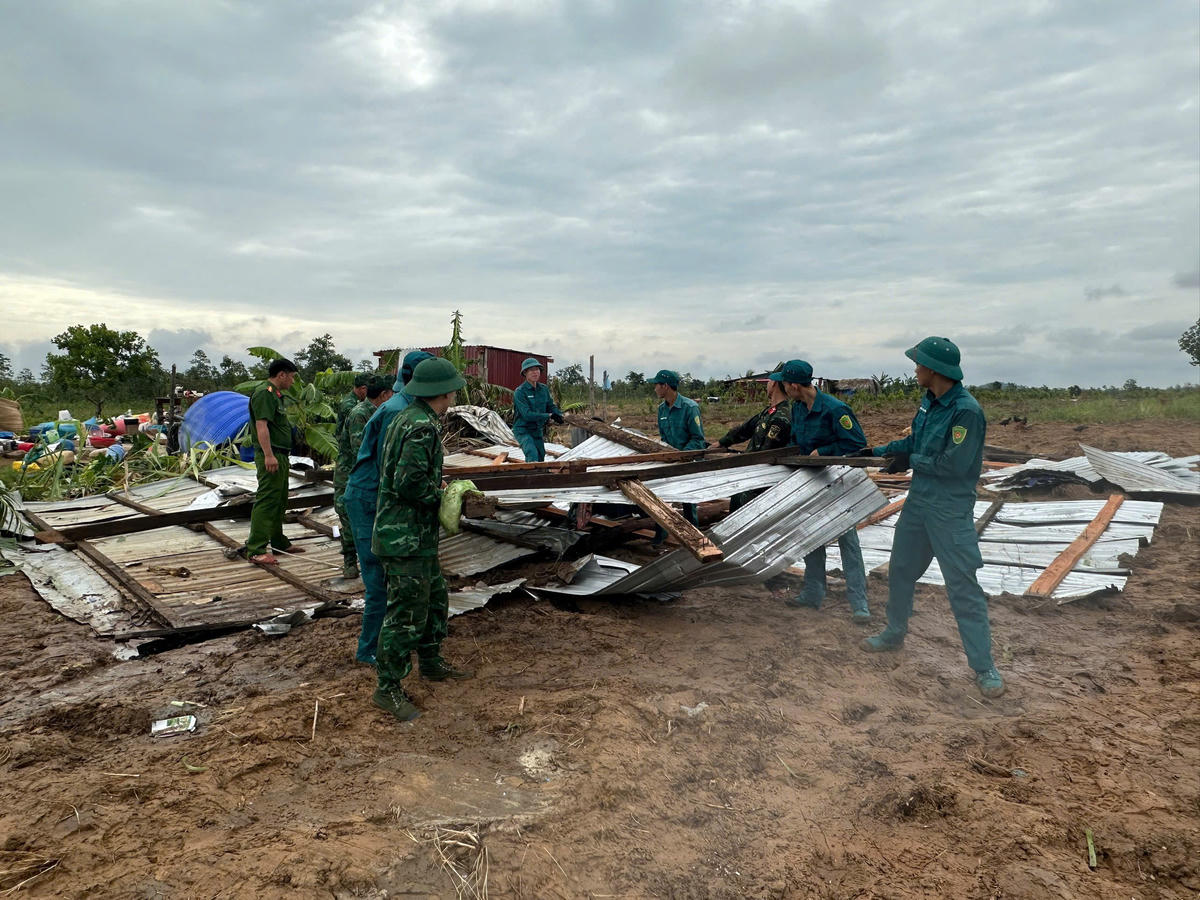 Bộ đội Biên phòng và các lực lượng vũ trang đang giúp dân khắc phục hậu quả giông lốc. Ảnh: BP.
