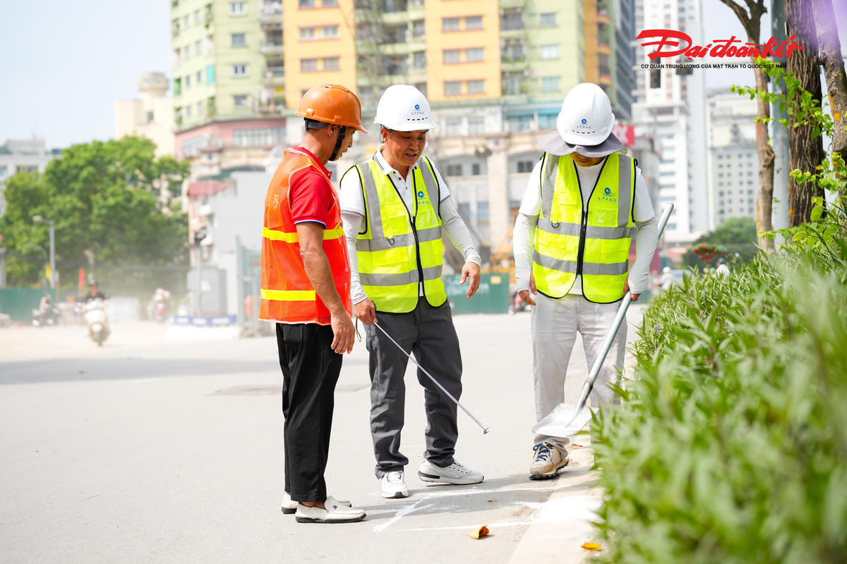 Hà Nội dựng rào tại nút giao La Thành - Nguyễn Chí Thanh phục vụ thi công Metro số 5