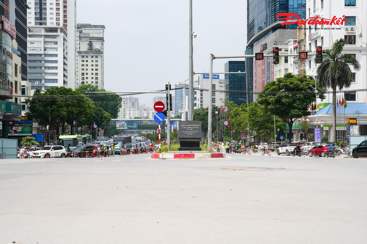 Hà Nội dựng rào tại nút giao La Thành - Nguyễn Chí Thanh phục vụ thi công Metro số 5