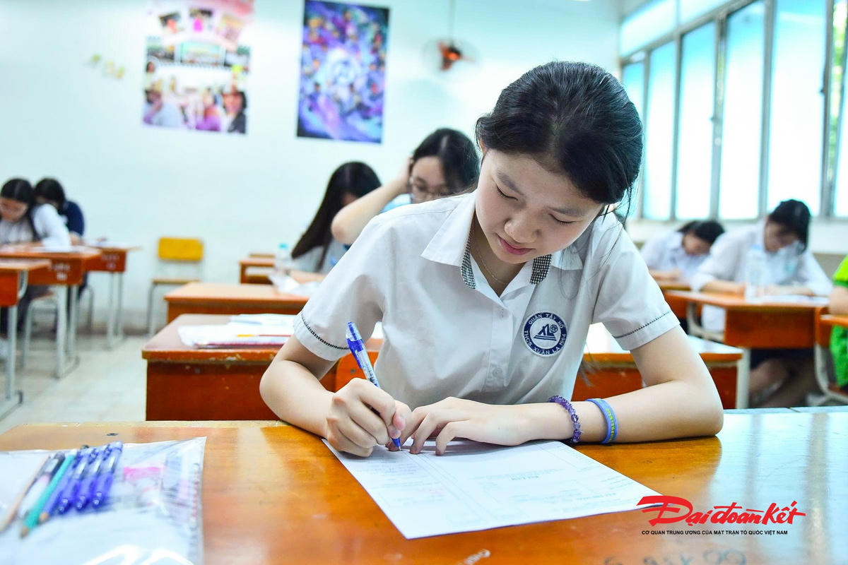 Các thí sinh bước vào môn thi Văn, môn thi đầu tiên trong sáng nay.
