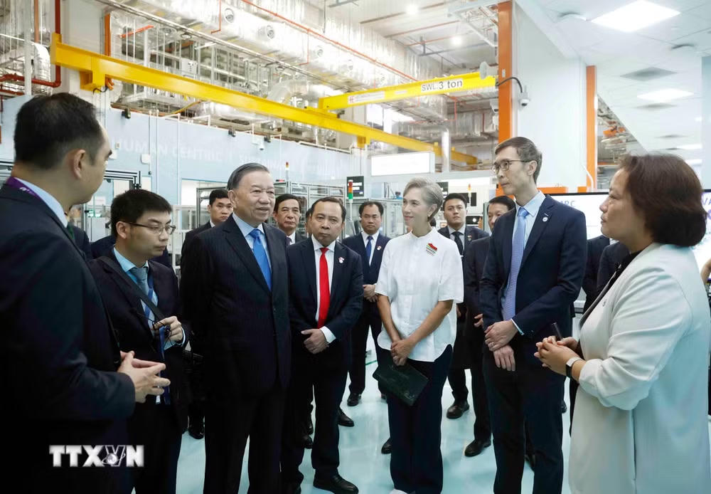 ttxvn-tong-bi-thu-chu-tich-nuoc-tham-nha-may-mau-voi-cong-nghe-tien-tien-cua-singapore-8.jpg