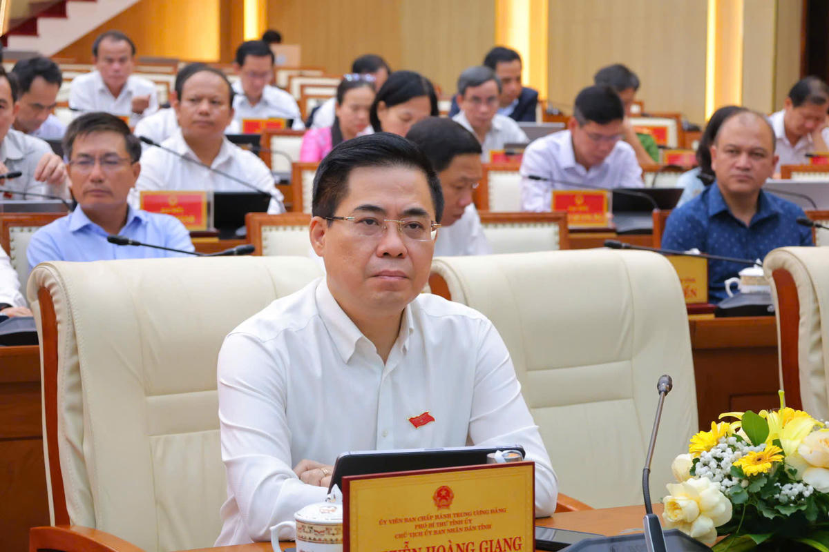 Chủ tịch UBND tỉnh Quảng Ngãi Nguyễn Hoàng Giang tham dự kỳ họp. Ảnh: CĐ.