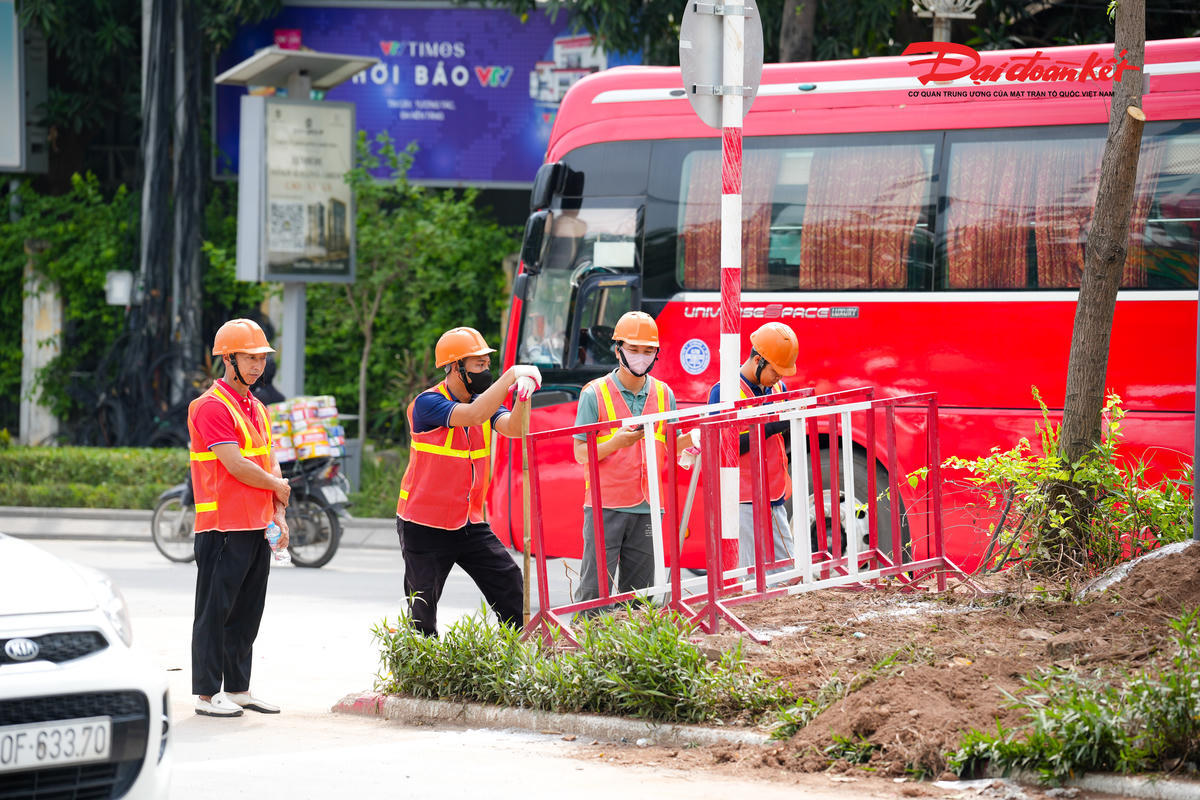 Hà Nội dựng rào tại nút giao La Thành - Nguyễn Chí Thanh phục vụ thi công Metro số 5