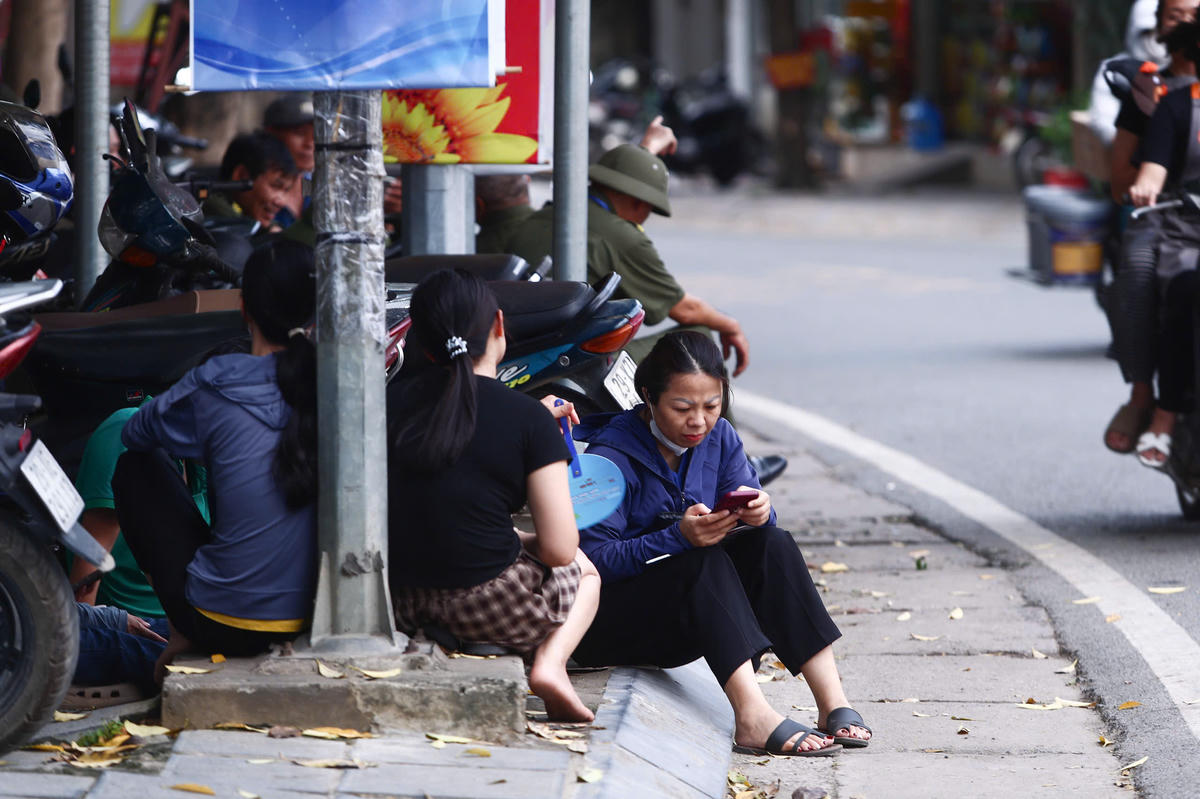 60 phút thấp thỏm, phụ huynh ngóng con hoàn thành bài thi môn Ngoại ngữ