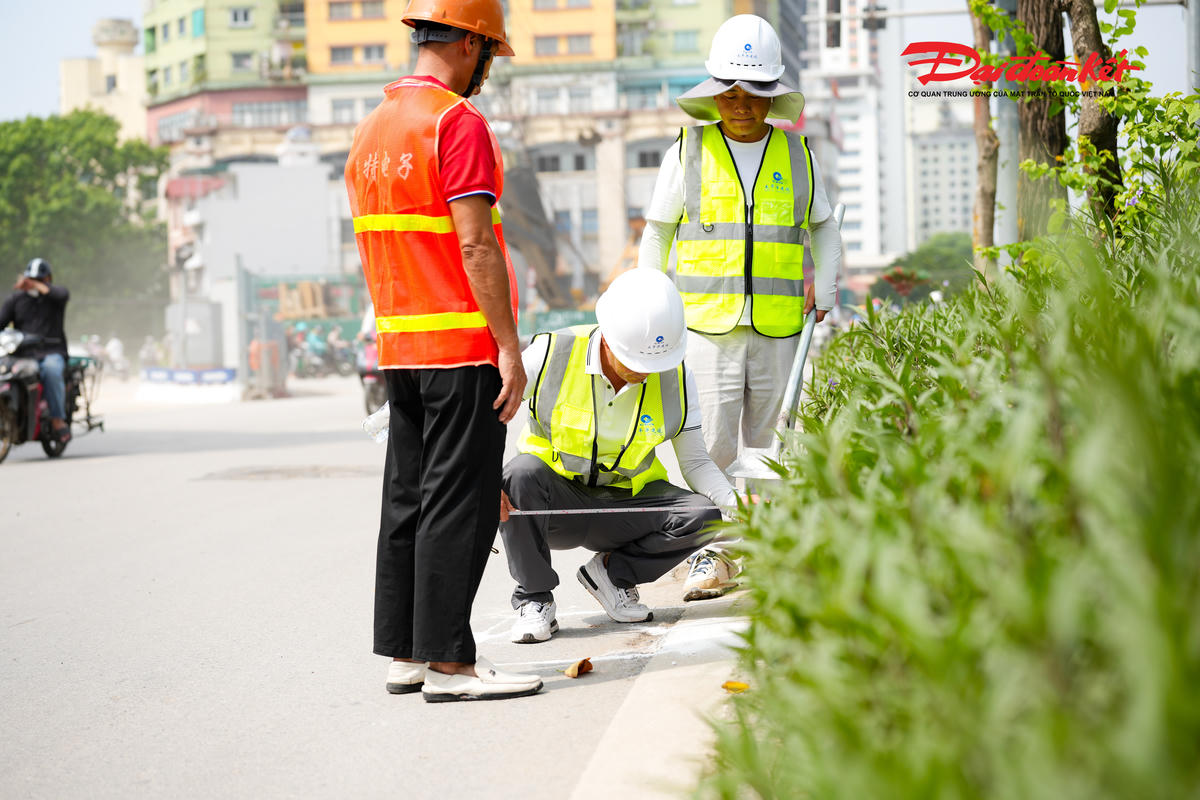 Hà Nội dựng rào tại nút giao La Thành - Nguyễn Chí Thanh phục vụ thi công Metro số 5