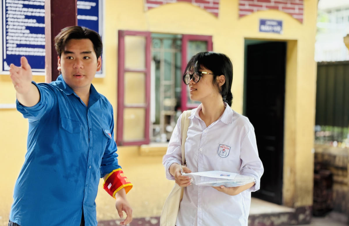 Các tình nguyện viên túc trực tại điểm thi Trường THPT Trần Phú (Hoàn Kiếm) trợ giúp thí sinh. Ảnh: Phương Lan.