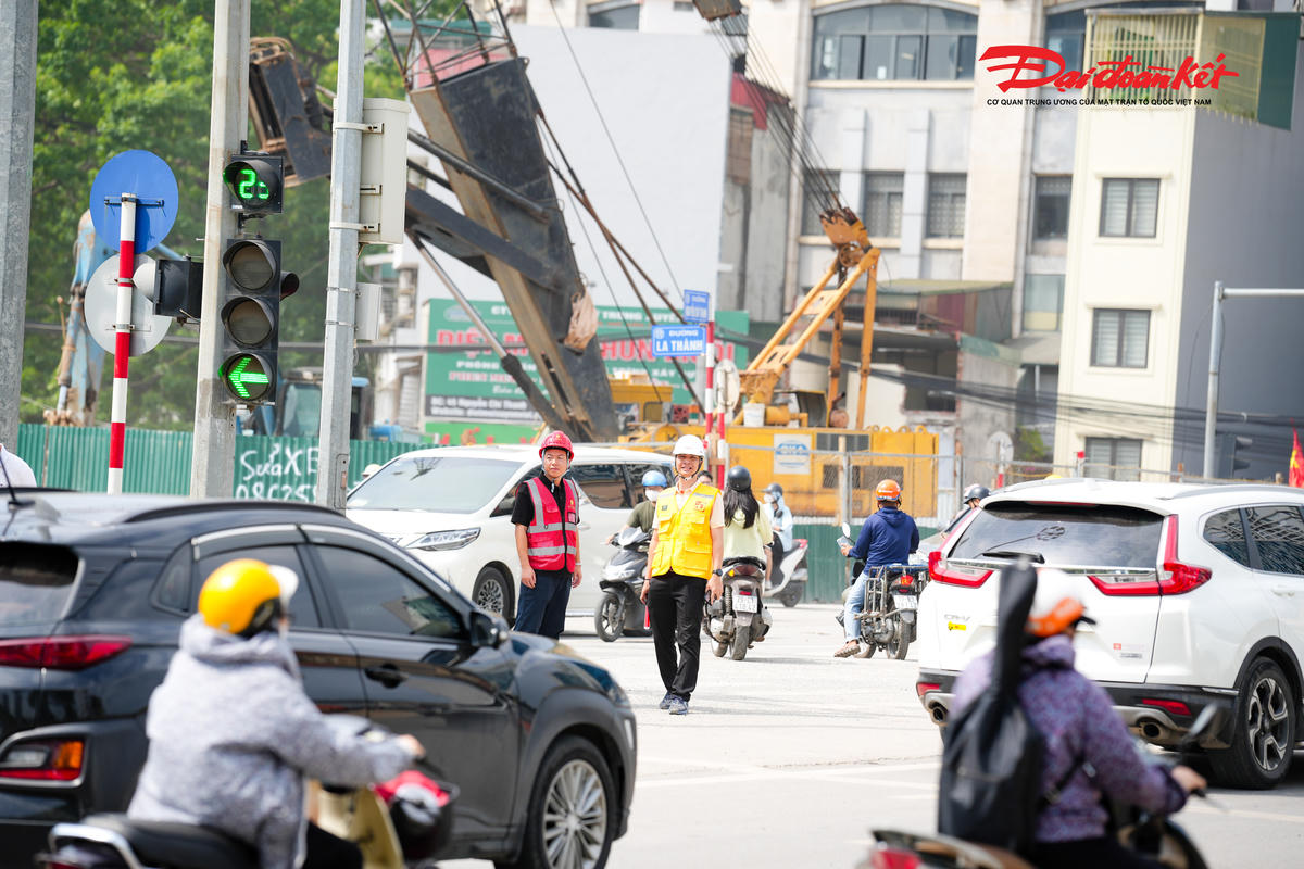 Hà Nội dựng rào tại nút giao La Thành - Nguyễn Chí Thanh phục vụ thi công Metro số 5