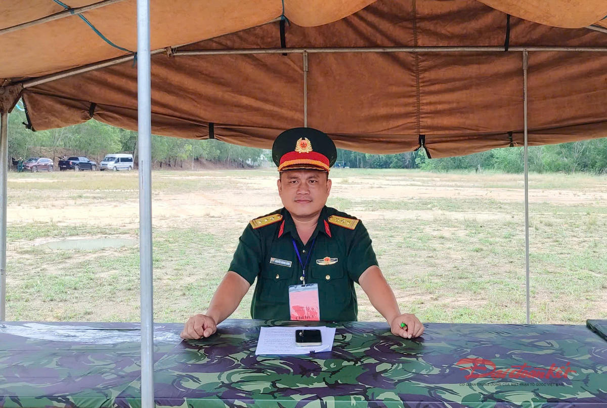Thượng tá Nguyễn Quang Sáng, Phó Tham mưu trưởng Bộ Tư lệnh TP Hồ Chí Minh&nbsp;chỉ đạo và theo dõi các nội dung thi đấu. Ảnh: Nguyên Phú.