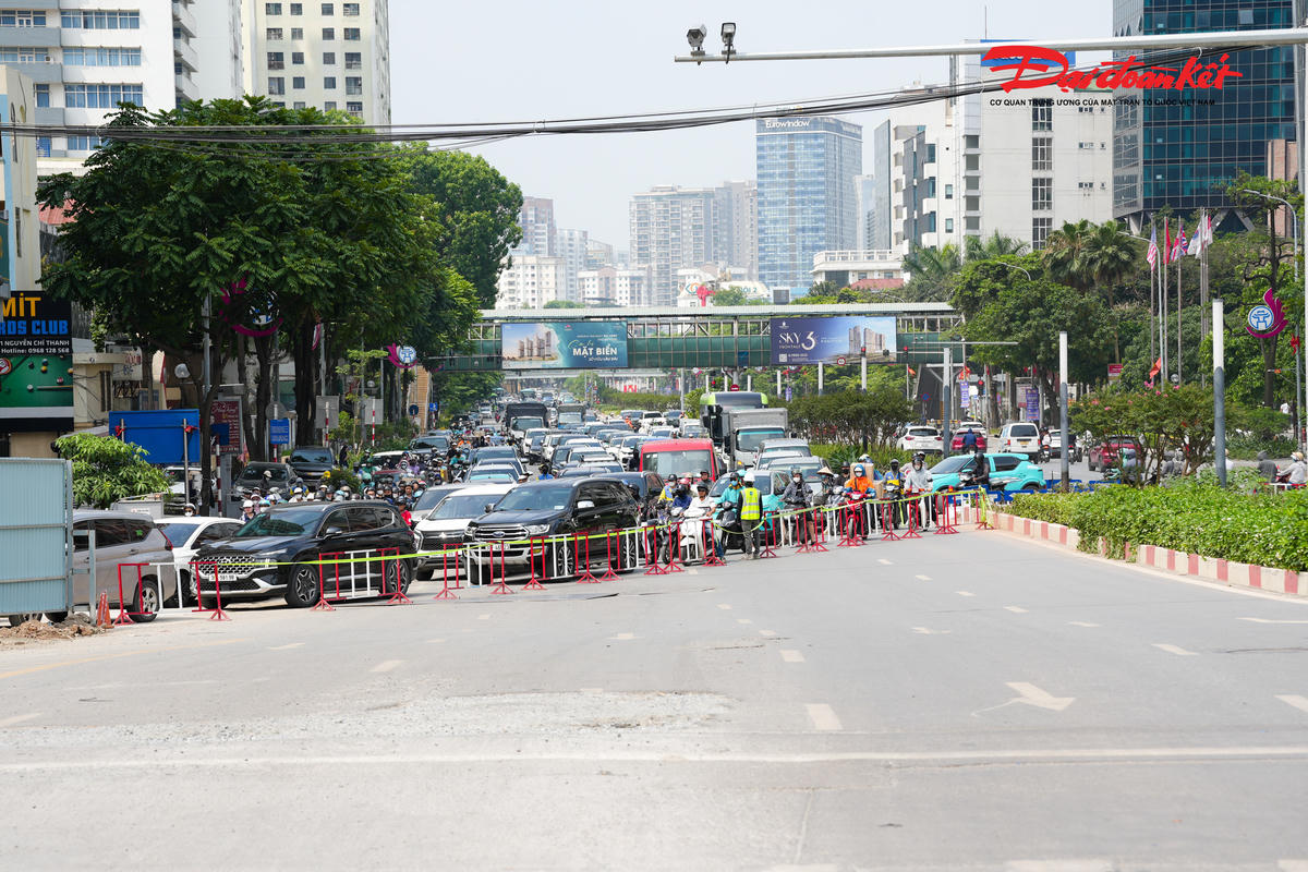 Hà Nội dựng rào tại nút giao La Thành - Nguyễn Chí Thanh phục vụ thi công Metro số 5