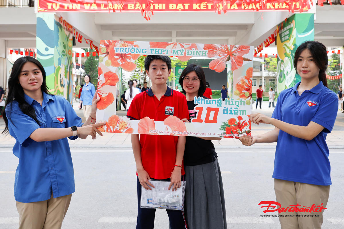 Phụ huynh cùng thí sinh đứng trong khung hình điểm 10 với mong muốn thí sinh đạt được thành tích cao nhất trong kỳ thi.