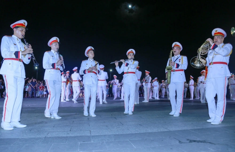 Tiếng kèn hòa quyện cùng nhịp trống, mang đến những bản nhạc du dương và lắng đọng. Ảnh: Hải Đăng