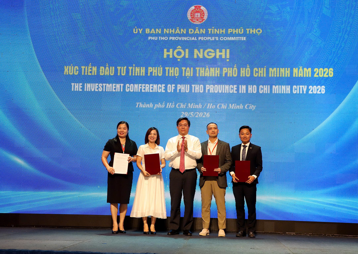 Lãnh đạo tỉnh Phú Thọ trao Quyết định chủ trương đầu tư, Giấy phép đầu tư cho nhiều doanh nghiệp thực hiện các dự án lớn. Ảnh: PT.