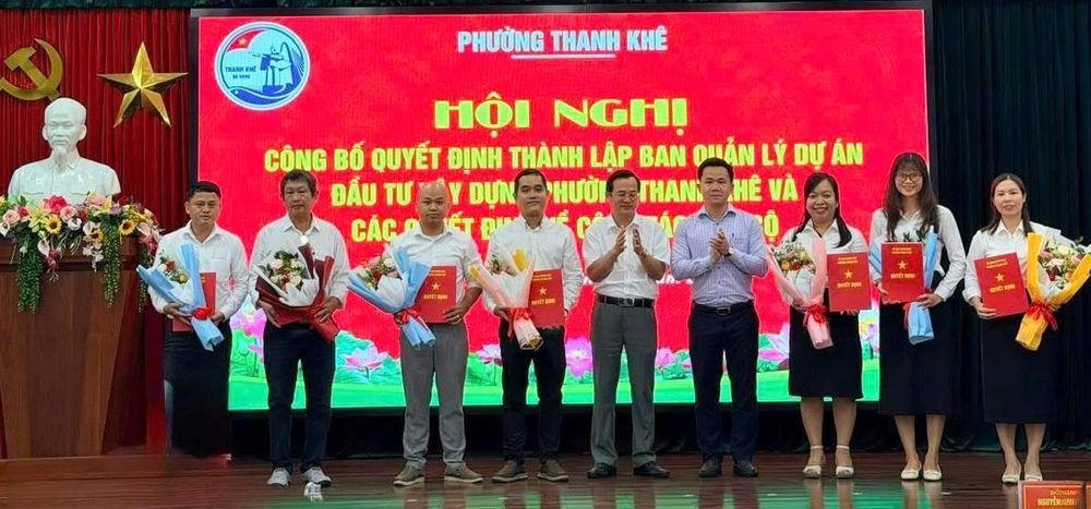 Phó Bí thư Thường trực Đảng ủy Huỳnh Sơn Hải, Phó Chủ tịch Thường trực UBND phường Thanh Khê Lê Văn Cương trao quyết định cho viên chức, người lao động. Ảnh: Nguyễn Tú.