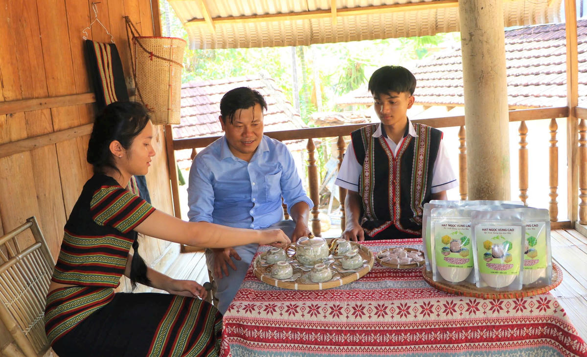 Nhà trường PTDTBT TH-THCS Sơn Tân đồng hành cùng học sinh phát triển ý tưởng khởi nghiệp từ nông sản bản địa phương. Ảnh: ST.
