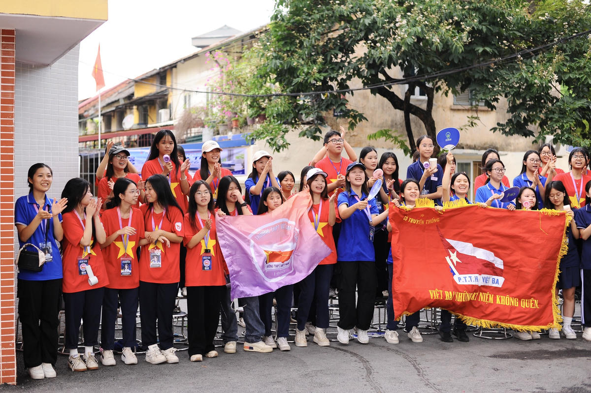Đội tình nguyện viên Trường THPT Việt Nam Ba Lan (phường Hoàng Liệt) ra quân mùa thi 2026-2027. Ảnh: NTCC.