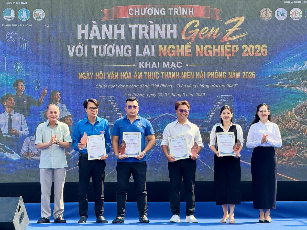 Ban Tổ chức trao Giấy chứng nhận cho các đơn vị đồng hành, đơn vị tài trợ và đơn vị tham gia gian hàng. Ảnh: Anh Tuấn.&nbsp;