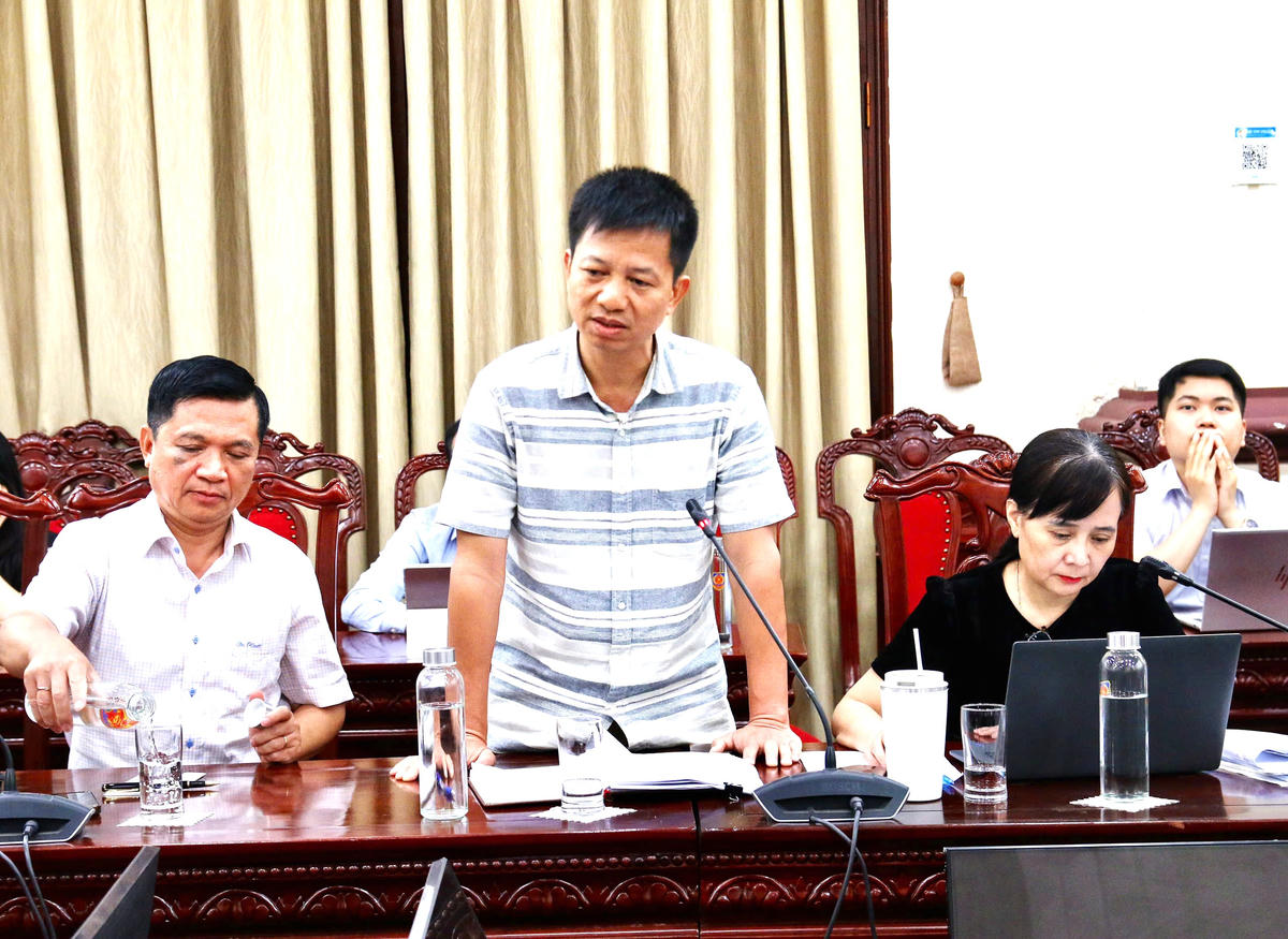 Đại tá Lê Trọng Xuân, Phó trưởng Phòng Kế hoạch - Tổng hợp, Cục Pháp chế, Bộ Quốc phòng phát biểu tại cuộc họp.